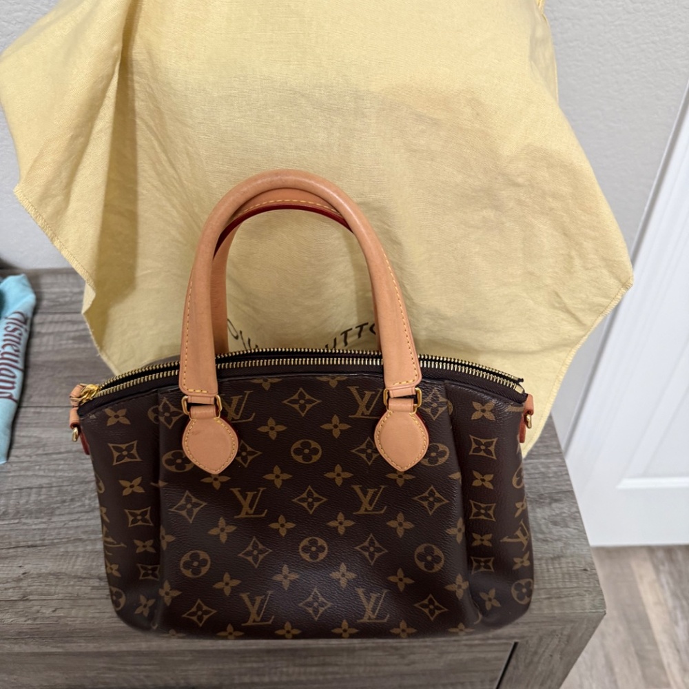Lv - Picture 4 of 7